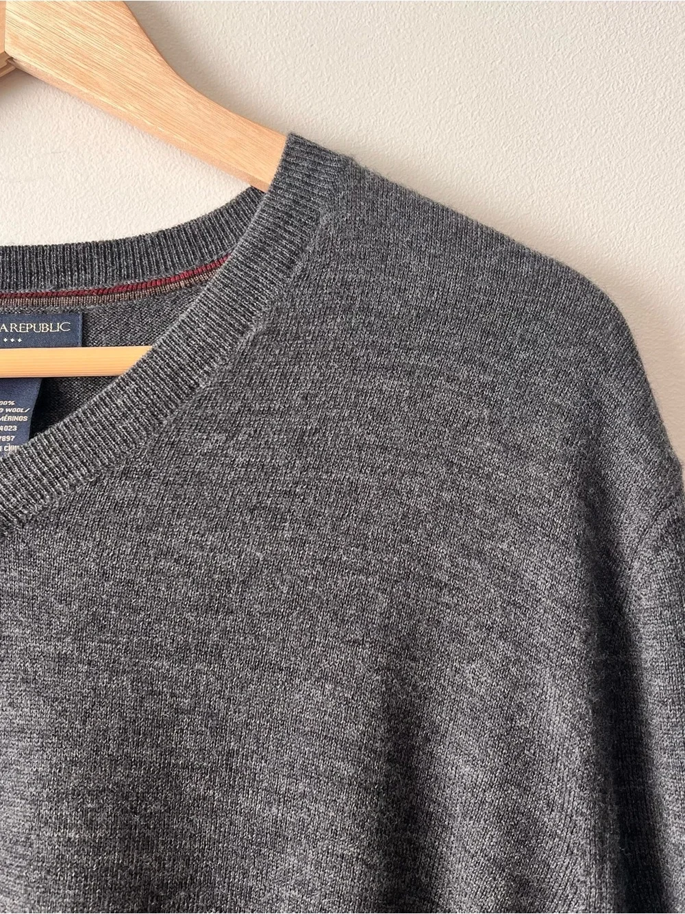 Banana Republic Men’s Merino Wool V-Neck Sweater Gray Lightweight L EUC
